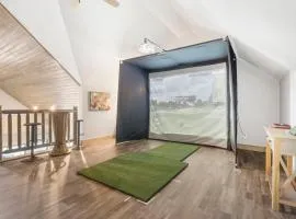 Golf Simulator- Private Hot Tub- Lake Views- Free Daily Tickets- Close to Attractions