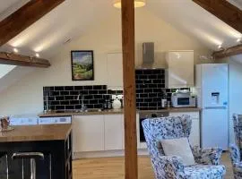 Windows over Stroud - 2BR Penthouse in Historic Building