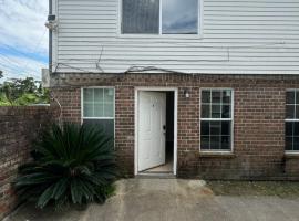 Cozy 2-Bedroom, hotel in Harvey