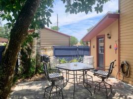 Cozy Bungalow, hotel v destinaci Winter Haven