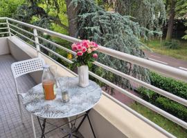Beautiful apartment, beautiful view, quiet, 6min walk from metro1 and 20min from LOUVRE, hotel a Vincennes