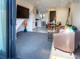 Stylish 2 Bed 2 Bath Close to Shops and Parks