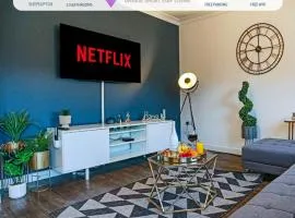 Stylish House with Smart TVs and Netflix, Fast Wifi, Free Parking and Garden by Yoko Property