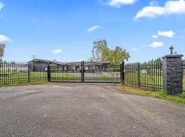 22 Acres Home with hot tub minutes from Ilana Casino