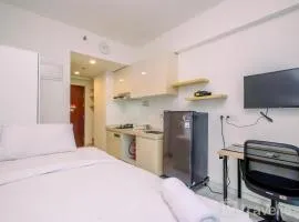 Modern Look and Comfy Studio at Sky House BSD Apartment By Travelio