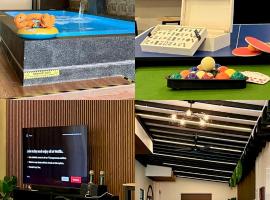 VillaMax Klebang Beach 25Pax 6Bedroom Indoor Pool Full AirConditioned near TOWN, hotelli kohteessa Melaka