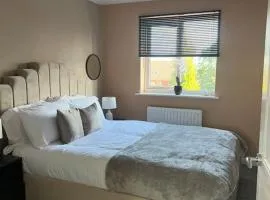 Cosy 2 Bed Service Apartment Netflix Hideaway Family Couples Staycation Tredegar Park Celtic Manor ICC Wales