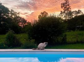 La Maison aux pieds des Pyrénées - Piscine d'exception de 25m, hotel in Espoey