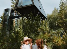 PAN Treetop Cabins, hotel v destinaci Åsnes