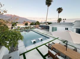 Luminous Villa with pool, bbq and mountain views，位于棕榈泉的酒店