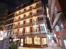 Hotel Triratna