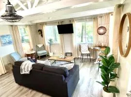 Cutest Cozy Getaway Cottage with Sunset Lakeview