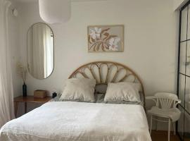 Old villa with garden close to centre of ParainenP, hotel v destinaci Pargas