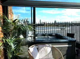 3 x Bedroom Riverside Flat with HOT TUB on Roof Terrace, hotel in London