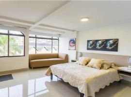 Hotel California Blue Renovado, hotel v destinaci La Linda