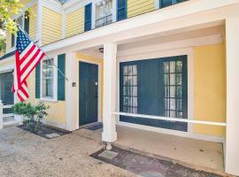 Near Downtown and Cornerstone - Southern Sunshine، فندق في موبايل