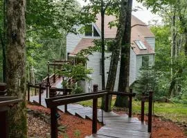 Black Dog Treehouse with Wintergreen Advantage