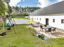 Beautiful Home In Grenaa With Wifi, хотел в Грена