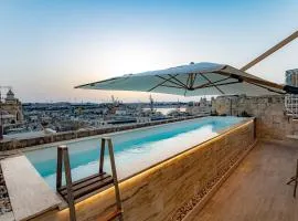 Authentic Maltese Boutique Holiday Home with Rooftop Pool - Moon Townhouse