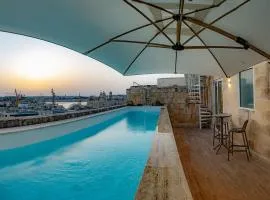 Authentic Maltese Boutique Holiday Home with Rooftop Pool - Moon Townhouse - Iconic Views of Valletta and Grand Harbour