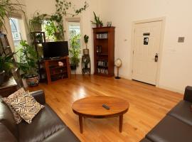 2 bedroom Boston condo in Jamaica Plain with parking, hotel v destinaci Boston
