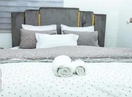 Caroline Appt-spacious deluxe 2 bedroom appt