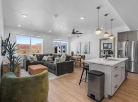 Red Rock Oasis - Brand New Home 3-Bed Sleeps 10