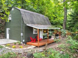 Modern Mountain Cottage w Hot Tub, Fire Pit, WiFi, ξενοδοχείο σε Inwood