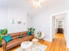 TWO town homes! 6 Bedrooms, 2 King beds, Walk to Eats