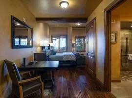 Grand Lodge - Studio #205 - Ski-in ski-out Hotel Room