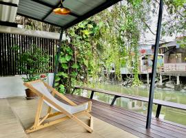 Kirin Riverside Homestay with AC, WiFi in Bangkok、Rat Buranaのホテル