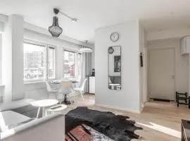 Cozy 1BR City Centre Home with Free Parking