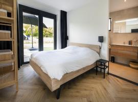 Beautiful villa on the water in Friesland, hotel v destinaci Sint Nicolaasga