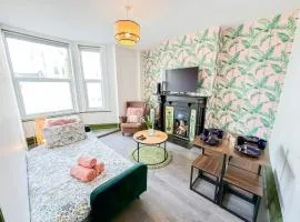 2-Bedroom Flat by Staylio London in Shepherds Bush near Westfield London & Notting Hill