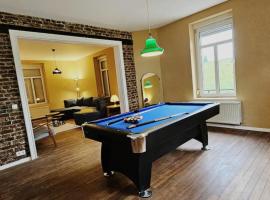Les copaines d'abord !, hotel v destinaci Gedinne