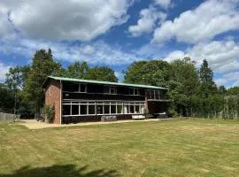Spacious and stylish with games room, huge garden, peaceful surroundings