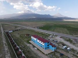 Parasut Village Hotel, hotel with parking in Kargakonmaz
