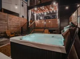 Luxurious 4bd home sleeps 12 minutes to downtown with parking