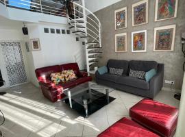 Maison lumineuse et élégante, hotel en Chartres