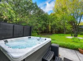 Scandia- Secluded Home, Walk to Marina, Game Room & Hot Tub