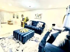 Elegant Oasis Townhome, 10 Mi to Downtown, near Airport
