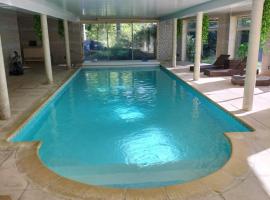 Au Charme du Lac Espace bien être et Piscine chauffé proche parc et restaurant du casino, Hotel in Forges-les-Eaux