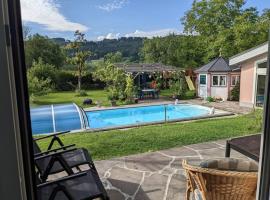 Schöne Wohnung mit Terrasse, Garten und Pool, hotel v destinaci Thalgau