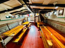 Schip in Muiden, hotel in Muiden