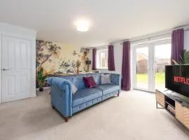 Elegant 4 Bedroom House-Sleeps 7-Parking-Nr Hospital-Contractors Deal