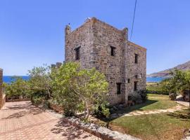 Traditional stone house by the sea...، فيلا في Kapetanian&aacute;