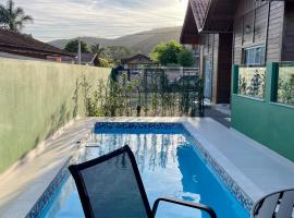 Chalés Costa Esmeralda Com Piscina , Bombinhas, hotel v destinaci Bombinhas