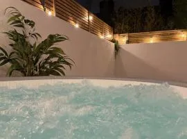 London Acton - hot tub, cinema & gaming room