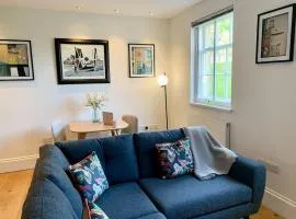 Elegant Period Apartment for 3, Free Parking, Central