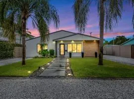 Lovely 2BR 2BA Modern Flat with Vibrant Backyard